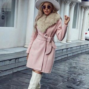 LUNE Contrast Fuzzy Collar Belted Overcoat